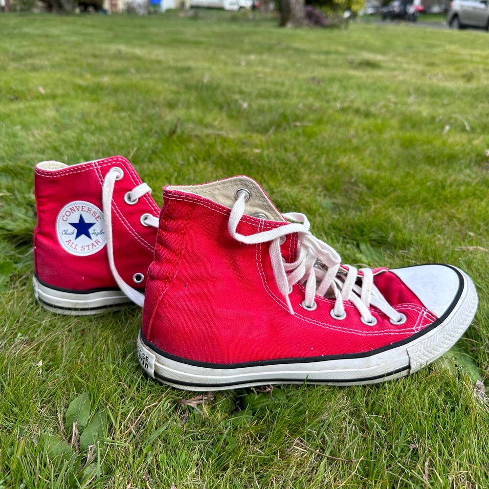 Red high top converse size 7